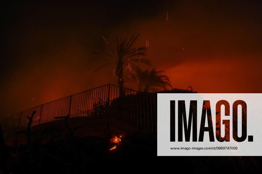 Norte fire in Orange County, California ORANGE COUNTY, CALIFORNIA - OCTOBER 16: Firefighters battle with flames as a house burning during the Norte Fire of wildfire in San Juan Capistrano of Orange County, California, United States on October 16, 2026. Tayfun Coskun Anadolu California United States. Editorial use only. Please get in touch for any other usage.