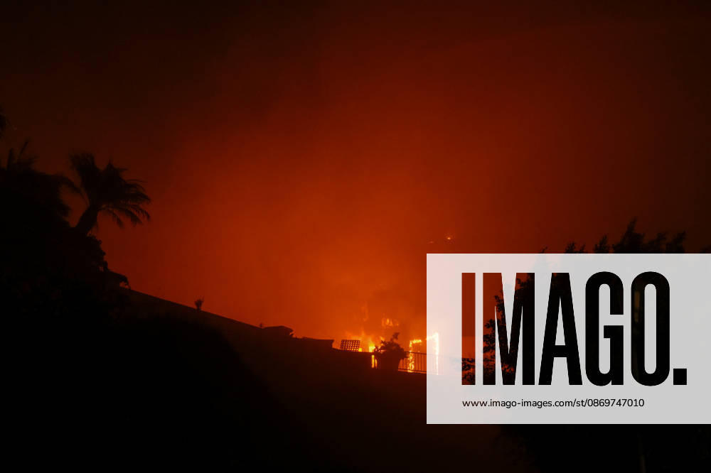 Norte fire in Orange County, California ORANGE COUNTY, CALIFORNIA - OCTOBER 16: Firefighters battle with flames as a house burning during the Norte Fire of wildfire in San Juan Capistrano of Orange County, California, United States on October 16, 2026. Tayfun Coskun Anadolu California United States. Editorial use only. Please get in touch for any other usage.