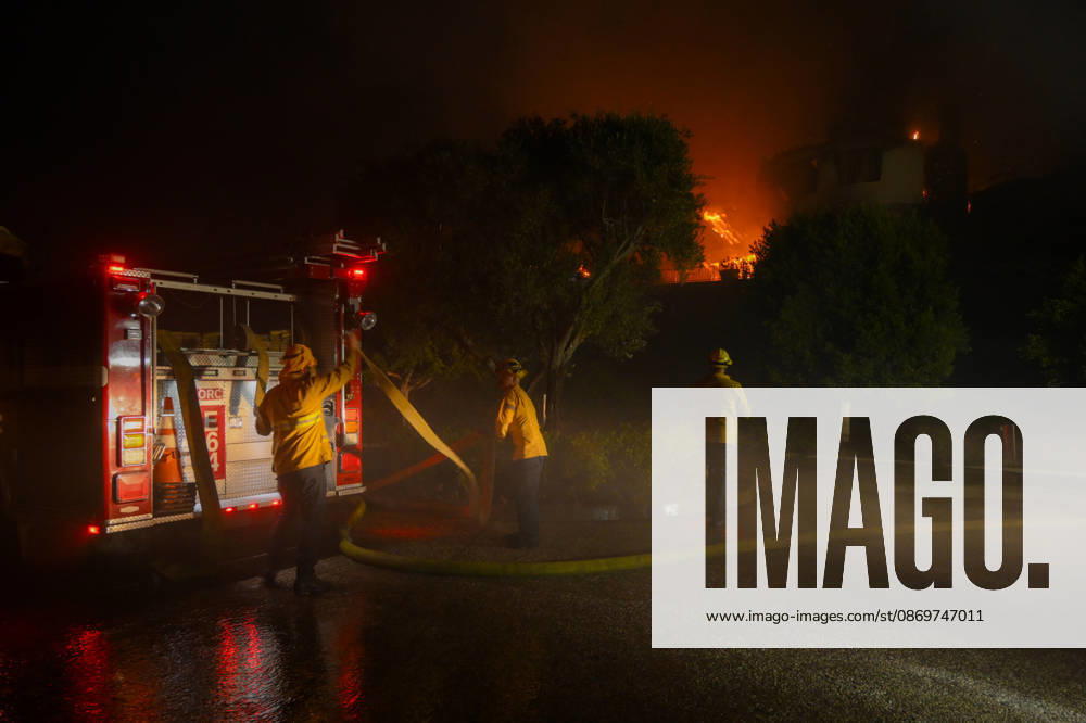 Norte fire in Orange County, California ORANGE COUNTY, CALIFORNIA - OCTOBER 16: Firefighters battle with flames as a house burning during the Norte Fire of wildfire in San Juan Capistrano of Orange County, California, United States on October 16, 2026. Tayfun Coskun Anadolu California United States. Editorial use only. Please get in touch for any other usage.