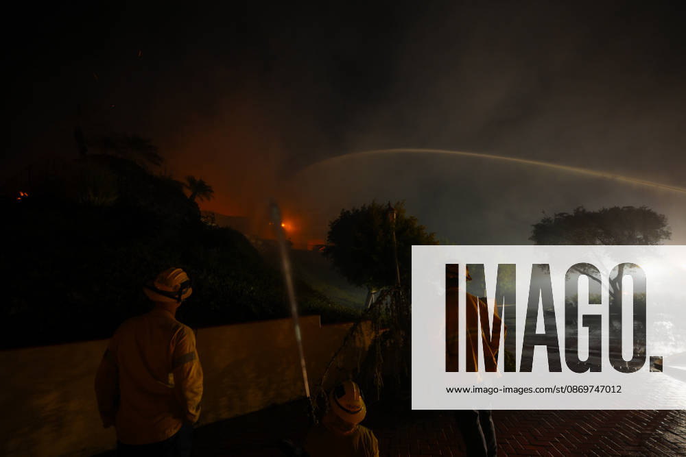 Norte fire in Orange County, California ORANGE COUNTY, CALIFORNIA - OCTOBER 16: Firefighters battle with flames as a house burning during the Norte Fire of wildfire in San Juan Capistrano of Orange County, California, United States on October 16, 2026. Tayfun Coskun Anadolu California United States. Editorial use only. Please get in touch for any other usage.