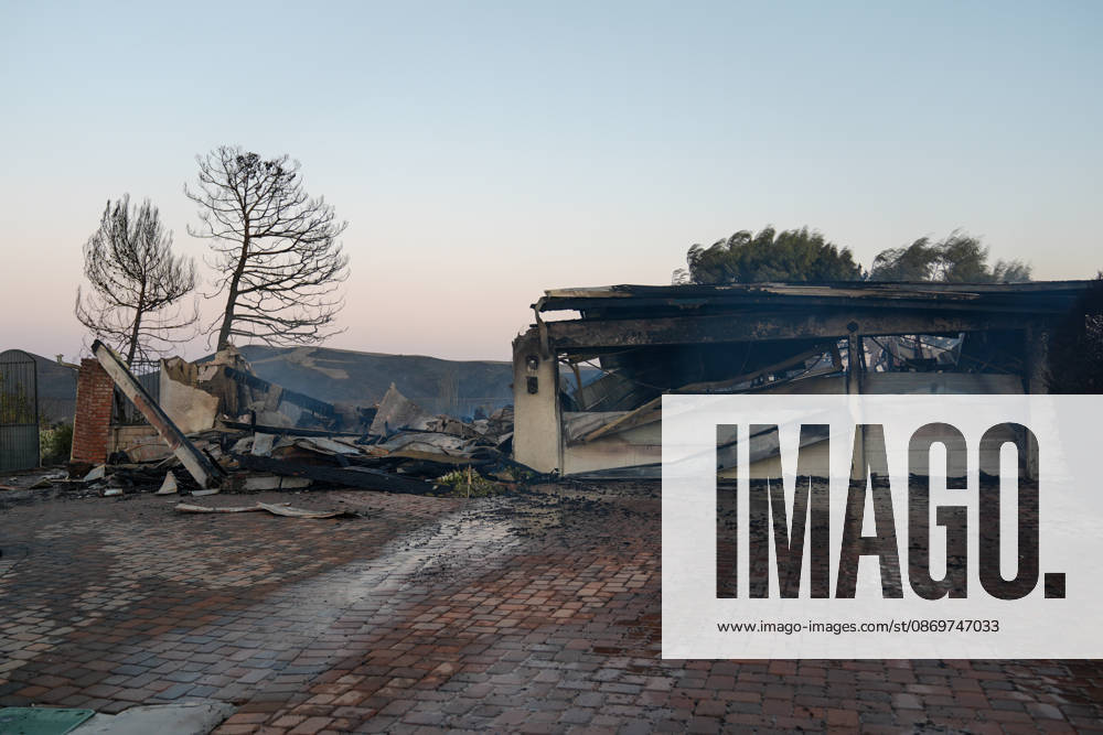 Norte fire in Orange County, California ORANGE COUNTY, CALIFORNIA - OCTOBER 16: A view of burnt homes as firefighters battle with flames during the Norte Fire of wildfire in San Juan Capistrano of Orange County, California, United States on October 16, 2026. Tayfun Coskun Anadolu California United States. Editorial use only. Please get in touch for any other usage.