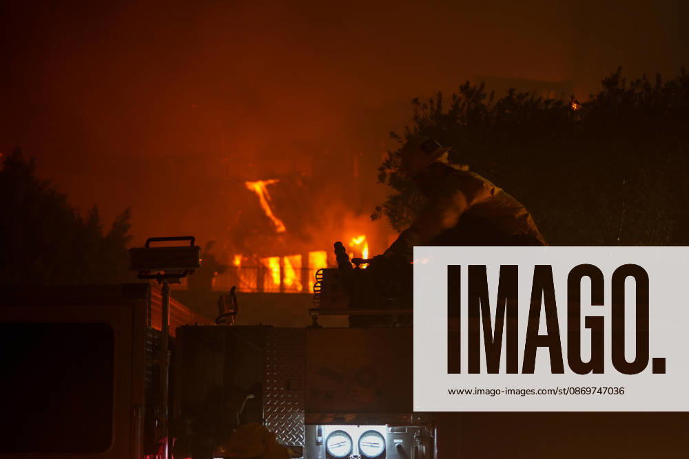 Norte fire in Orange County, California ORANGE COUNTY, CALIFORNIA - OCTOBER 16: Firefighters battle with flames as a house burning during the Norte Fire of wildfire in San Juan Capistrano of Orange County, California, United States on October 16, 2026. Tayfun Coskun Anadolu California United States. Editorial use only. Please get in touch for any other usage.