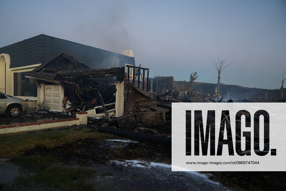 Norte fire in Orange County, California ORANGE COUNTY, CALIFORNIA - OCTOBER 16: A view of burnt homes as firefighters battle with flames during the Norte Fire of wildfire in San Juan Capistrano of Orange County, California, United States on October 16, 2026. Tayfun Coskun Anadolu California United States. Editorial use only. Please get in touch for any other usage.