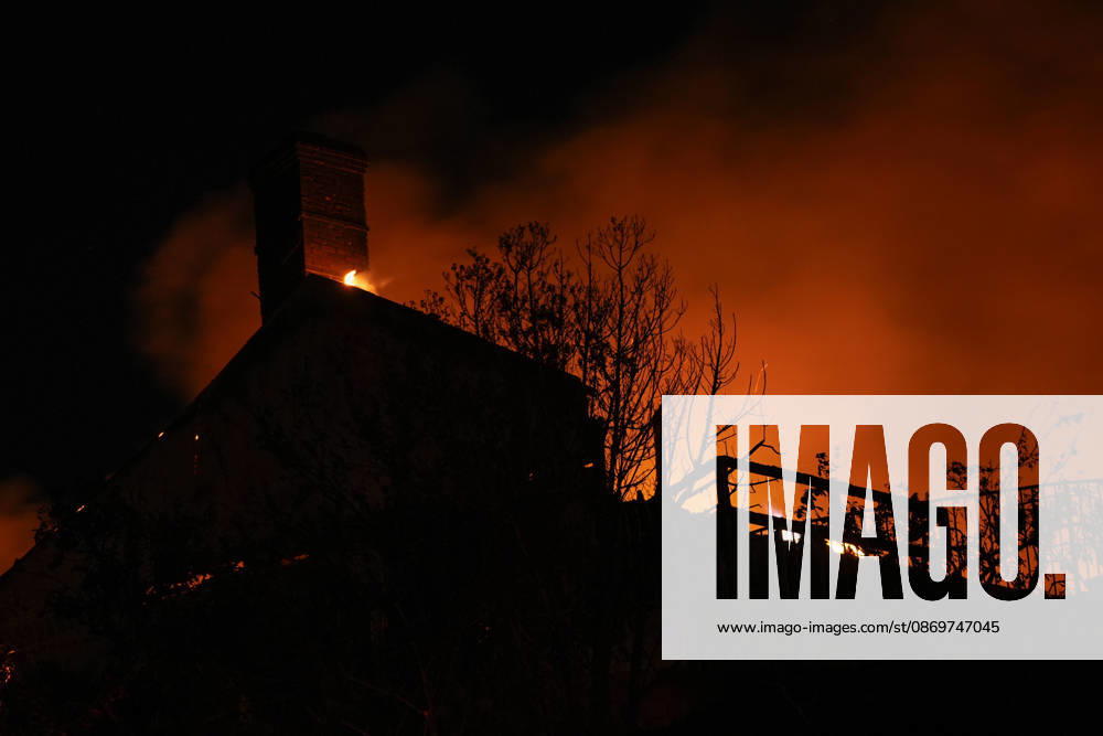 Norte fire in Orange County, California ORANGE COUNTY, CALIFORNIA - OCTOBER 16: Firefighters battle with flames as a house burning during the Norte Fire of wildfire in San Juan Capistrano of Orange County, California, United States on October 16, 2026. Tayfun Coskun Anadolu California United States. Editorial use only. Please get in touch for any other usage.