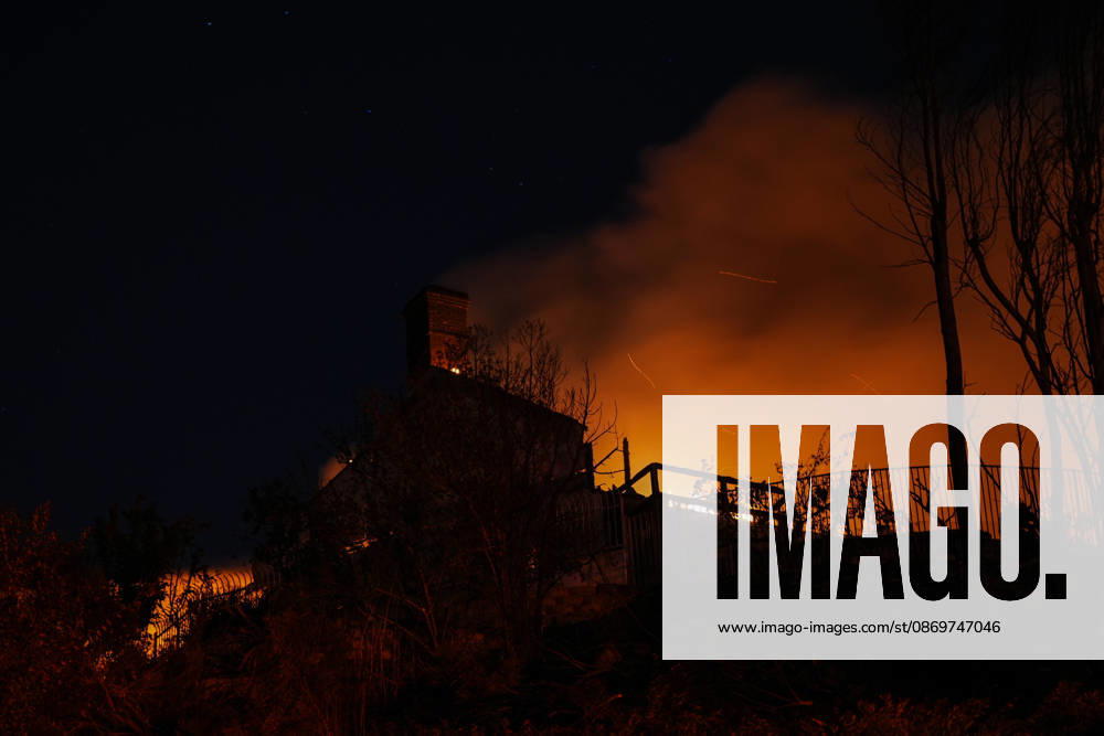 Norte fire in Orange County, California ORANGE COUNTY, CALIFORNIA - OCTOBER 16: Firefighters battle with flames as a house burning during the Norte Fire of wildfire in San Juan Capistrano of Orange County, California, United States on October 16, 2026. Tayfun Coskun Anadolu California United States. Editorial use only. Please get in touch for any other usage.