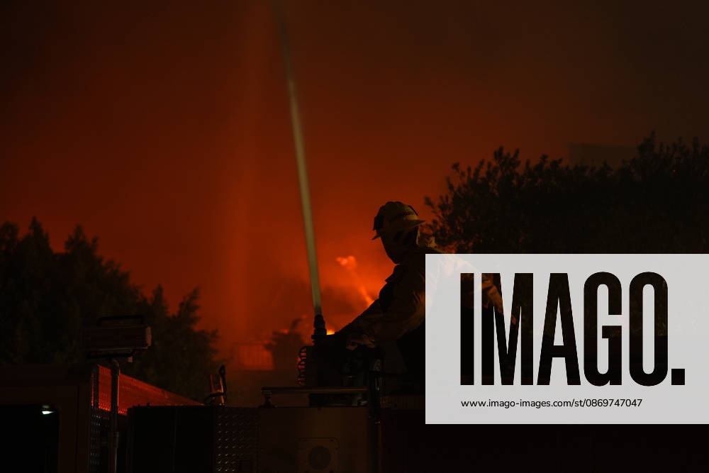Norte fire in Orange County, California ORANGE COUNTY, CALIFORNIA - OCTOBER 16: Firefighters battle with flames as a house burning during the Norte Fire of wildfire in San Juan Capistrano of Orange County, California, United States on October 16, 2026. Tayfun Coskun Anadolu California United States. Editorial use only. Please get in touch for any other usage.