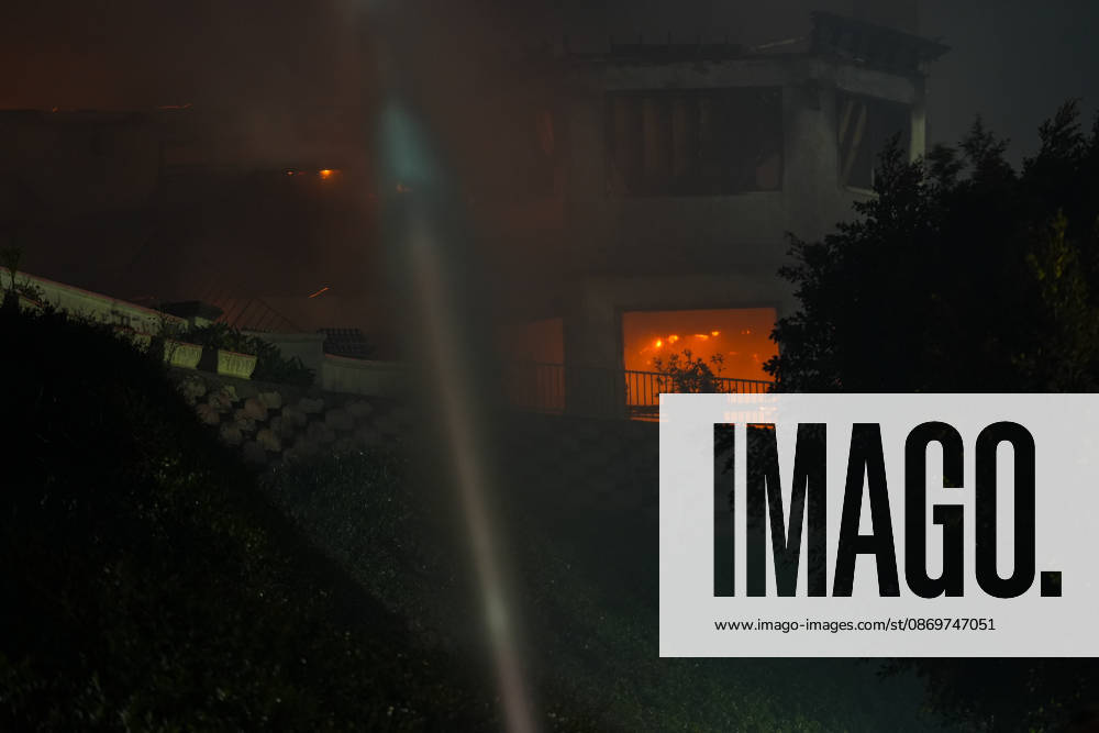 Norte fire in Orange County, California ORANGE COUNTY, CALIFORNIA - OCTOBER 16: Firefighters battle with flames as a house burning during the Norte Fire of wildfire in San Juan Capistrano of Orange County, California, United States on October 16, 2026. Tayfun Coskun Anadolu California United States. Editorial use only. Please get in touch for any other usage.