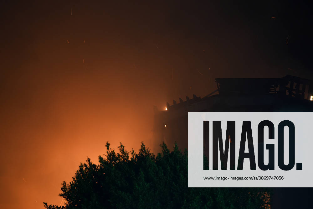 Norte fire in Orange County, California ORANGE COUNTY, CALIFORNIA - OCTOBER 16: Firefighters battle with flames as a house burning during the Norte Fire of wildfire in San Juan Capistrano of Orange County, California, United States on October 16, 2026. Tayfun Coskun Anadolu California United States. Editorial use only. Please get in touch for any other usage.