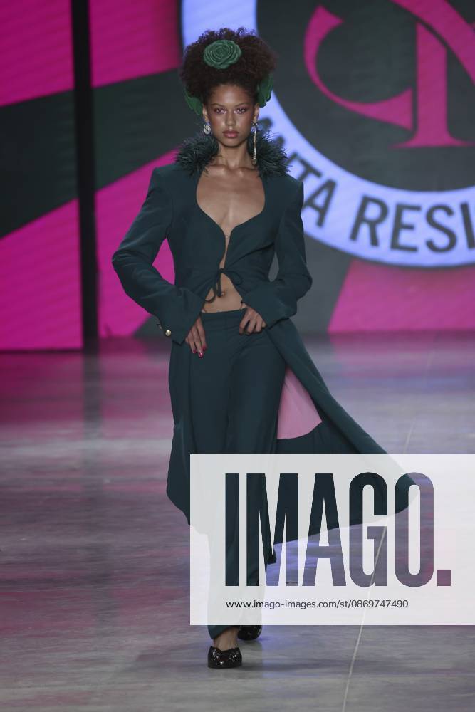Santa Resistencia presents its collection at SPFW N61. Sao Paulo (SP), 10 16 2026 Fashion SPFW n61 The Santa Resistencia brand presents its collection during Sao Paulo Fashion Week n61, in Sao Paulo, this Friday (16).(Foto: Leco Viana Thenews2 imago images) Santa Resistencia presents its collection at SPFW N61.