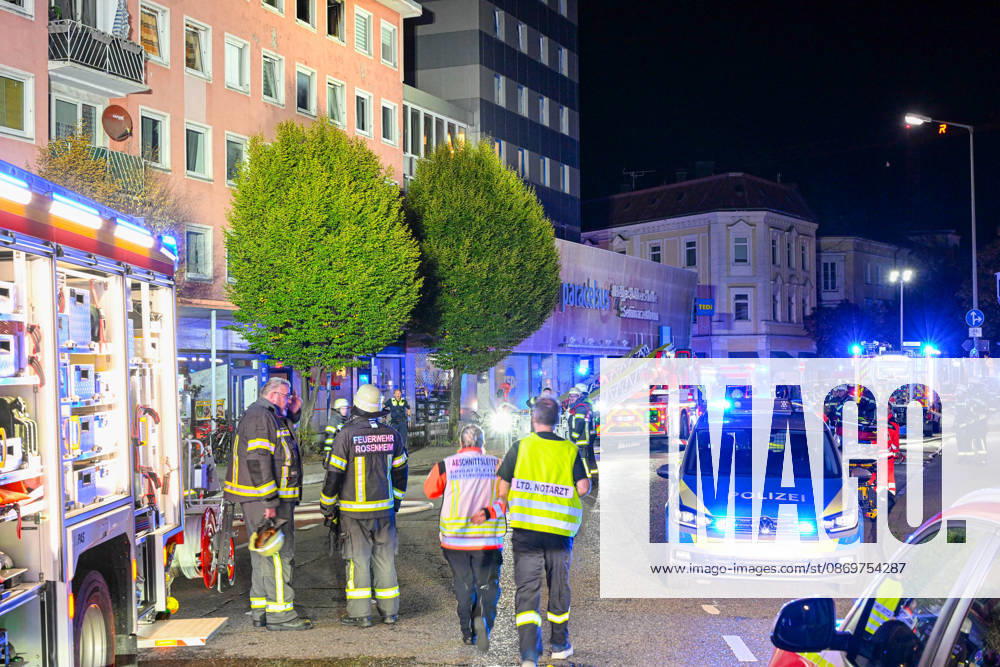 Tödliches Feuer in Rosenheim: Wohnungsbrand im vierten Obergeschoss von Mehrfamilienhaus droht sich auszubreiten - Feuerwehr kann Bewohner aus Brandwohnung, doch jede Hilfe kommt zu spät - Person verstirbt noch am Einsatzort - weitere Bewohner im Haus bl Am späten Freitagabend kam es gegen 22:45 Uhr in einem Mehrparteienhaus in der Münchner Straße in Rosenheim zu einem Vollbrand einer Wohnung im vierten Obergeschoss. Die Flammen und der Rauch drohten auf benachbarte Wohnungen überzugreifen. Die Feuerwehr konnte eine Person aus der Brandwohnung retten und ins Freie bringen. Der Rettungsdienst leitete umgehend Reanimationsmaßnahmen ein, die unter Einbindung eines Rettungshubschraubers fortgeführt wurden. Trotz aller Bemühungen bliebe