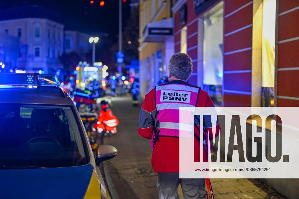 Tödliches Feuer in Rosenheim: Wohnungsbrand im vierten Obergeschoss von Mehrfamilienhaus droht sich auszubreiten - Feuerwehr kann Bewohner aus Brandwohnung, doch jede Hilfe kommt zu spät - Person verstirbt noch am Einsatzort - weitere Bewohner im Haus bl Am späten Freitagabend kam es gegen 22:45 Uhr in einem Mehrparteienhaus in der Münchner Straße in Rosenheim zu einem Vollbrand einer Wohnung im vierten Obergeschoss. Die Flammen und der Rauch drohten auf benachbarte Wohnungen überzugreifen. Die Feuerwehr konnte eine Person aus der Brandwohnung retten und ins Freie bringen. Der Rettungsdienst leitete umgehend Reanimationsmaßnahmen ein, die unter Einbindung eines Rettungshubschraubers fortgeführt wurden. Trotz aller Bemühungen bliebe
