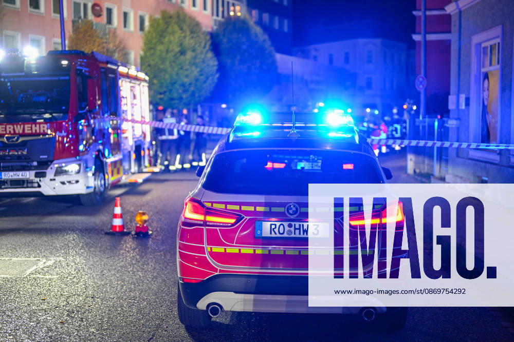 Tödliches Feuer in Rosenheim: Wohnungsbrand im vierten Obergeschoss von Mehrfamilienhaus droht sich auszubreiten - Feuerwehr kann Bewohner aus Brandwohnung, doch jede Hilfe kommt zu spät - Person verstirbt noch am Einsatzort - weitere Bewohner im Haus bl Am späten Freitagabend kam es gegen 22:45 Uhr in einem Mehrparteienhaus in der Münchner Straße in Rosenheim zu einem Vollbrand einer Wohnung im vierten Obergeschoss. Die Flammen und der Rauch drohten auf benachbarte Wohnungen überzugreifen. Die Feuerwehr konnte eine Person aus der Brandwohnung retten und ins Freie bringen. Der Rettungsdienst leitete umgehend Reanimationsmaßnahmen ein, die unter Einbindung eines Rettungshubschraubers fortgeführt wurden. Trotz aller Bemühungen bliebe