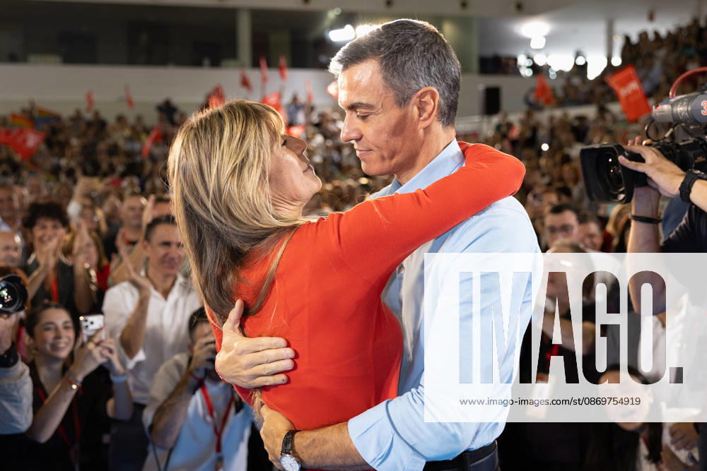 The PSOE Holds Its Federal Committee Meeting in Fuenlabrada, Madrid Prime Minister Pedro Sánchez and his wife, Begona Gómez, during the PSOE Federal Committee meeting at the Tomás y Valiente Art Center on October 17, 2026, in Fuenlabrada, Madrid, Spain. The Committee served to ratify the party’s candidate lists for the general election on November 29 and to confirm its Secretary General, Pedro Sánchez, as the candidate for Prime Minister. October 17, 2026 Jesús Hellí Fuenlabrada, Madrid Fuenlabrada, Madrid, Spain