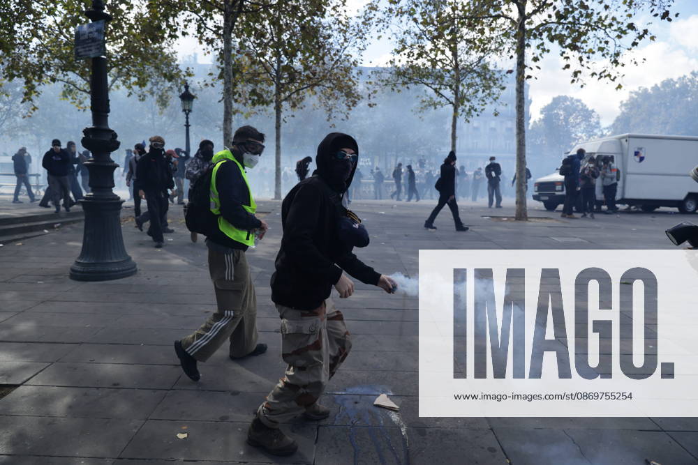 Police clash with protesters during demonstration in Paris PARIS, FRANCE - OCTOBER 17: Police clash with protesters during a demonstration amid a nationwide mobilisation over rising living costs, fuel prices and education funding in Paris, France, on October 17, 2026. Ibrahim Ezzat Anadolu Ile-de-France France. Editorial use only. Please get in touch for any other usage.