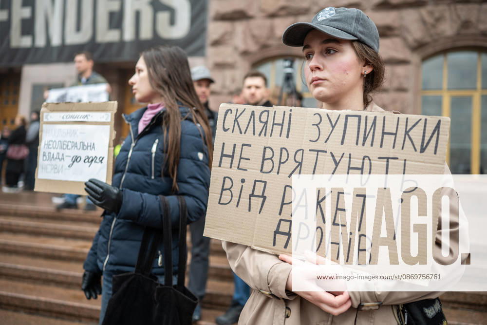 Kyiv residents demonstrate outside City Hall demanding Mayor Vitali Klitschko s resignation over winter readiness and shelter shortages KYIV, UKRAINE - OCTOBER 17: Demonstrators, holding banners, gather outside the Kyiv City State Administration building on Khreshchatyk Street to demand the resignation of Kyiv Mayor Vitali Klitschko in Kyiv, Ukraine on October 17, 2026. Local residents expressed growing dissatisfaction over city administration performance, including municipal winter readiness, slow deployment of mobile shelters, illegal real estate developments in protected green zones, and municipal budget allocation during the war. Danylo Antoniuk Anadolu Kyiv Ukraine. Editorial use only. Please get in touch for any other usage.