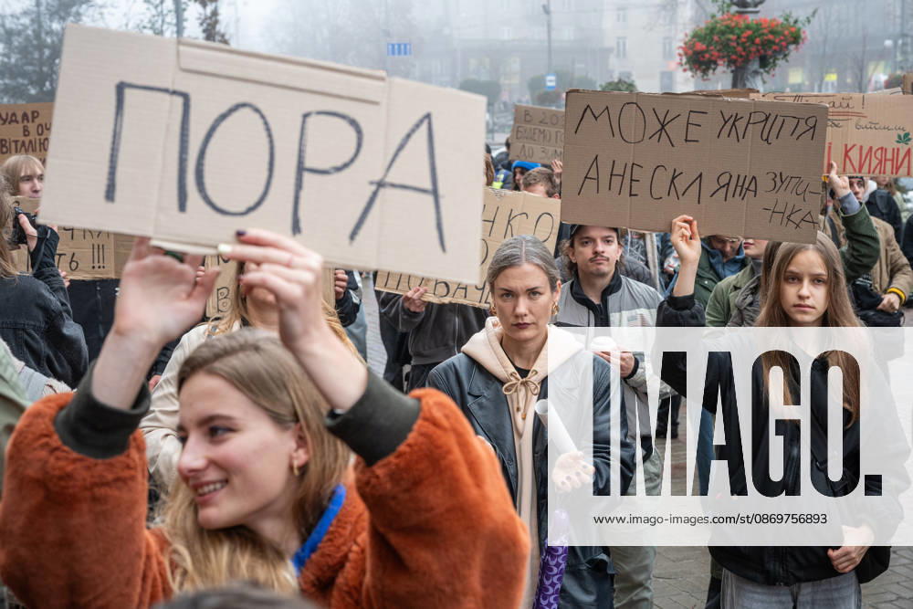 Kyiv residents demonstrate outside City Hall demanding Mayor Vitali Klitschko s resignation over winter readiness and shelter shortages KYIV, UKRAINE - OCTOBER 17: Demonstrators, holding banners, gather outside the Kyiv City State Administration building on Khreshchatyk Street to demand the resignation of Kyiv Mayor Vitali Klitschko in Kyiv, Ukraine on October 17, 2026. Local residents expressed growing dissatisfaction over city administration performance, including municipal winter readiness, slow deployment of mobile shelters, illegal real estate developments in protected green zones, and municipal budget allocation during the war. Danylo Antoniuk Anadolu Kyiv Ukraine. Editorial use only. Please get in touch for any other usage.