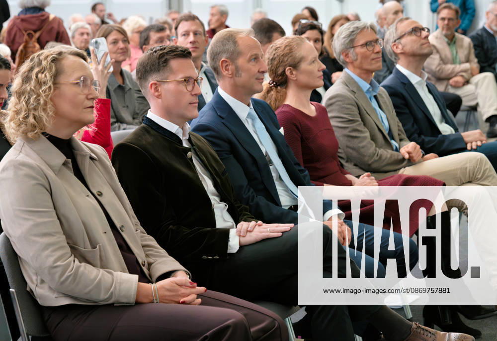 Ravensburg Bürgerempfang auf der Oberschwabenschau mi Manuel Hagel (CDU), stellvertretender Ministerpräsident und OB Daniel Rapp v.l.n.r. Ioana Dirlewanger, Persönliche Referentin des Innenministers, Manuel Hagel (CDU), stellvertretender Ministerpräsident und Minister des Inneren, für Digitalisierung und Europa des Landes Baden-Württemberg, Dr. Daniel Rapp, Oberbürgermeister der Stadt Ravensburg, Elisabeth Rapp, Ehefrau des Oberbürgermeisters, Dr. Andreas Honikel-Günther, Erster Bürgermeister der Stadt Ravensburg und ständiger allgemeiner Vertreter des Oberbürgermeisters, Dirk Bastin, Bürgermeister der Stadt Ravensburg und Leiter des Dezernats III, beim Bürgerempfang der Stadt Ravensburg auf der Oberschwabenschau 2026. For edi