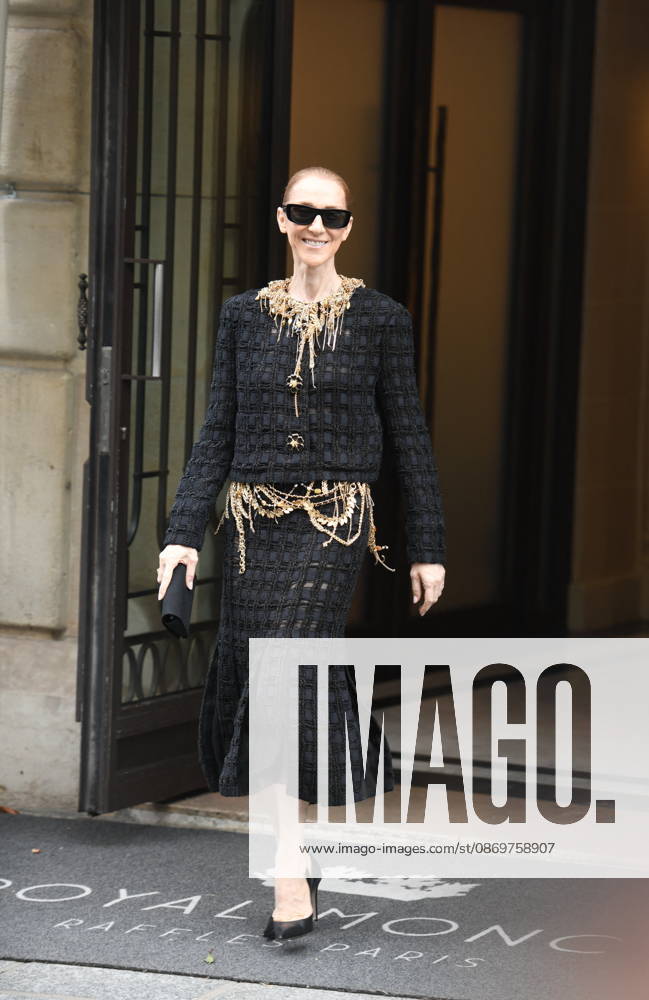 Celine Dion Leaves Her Hotel For Her Last Concert in Paris - France Celine Dion spend time with fans before her last concert in Paris, at hotel Royal Monceau in Paris, France on October 17, 2026. Photo by Florian Poitout ABACAPRESS.COM Paris France