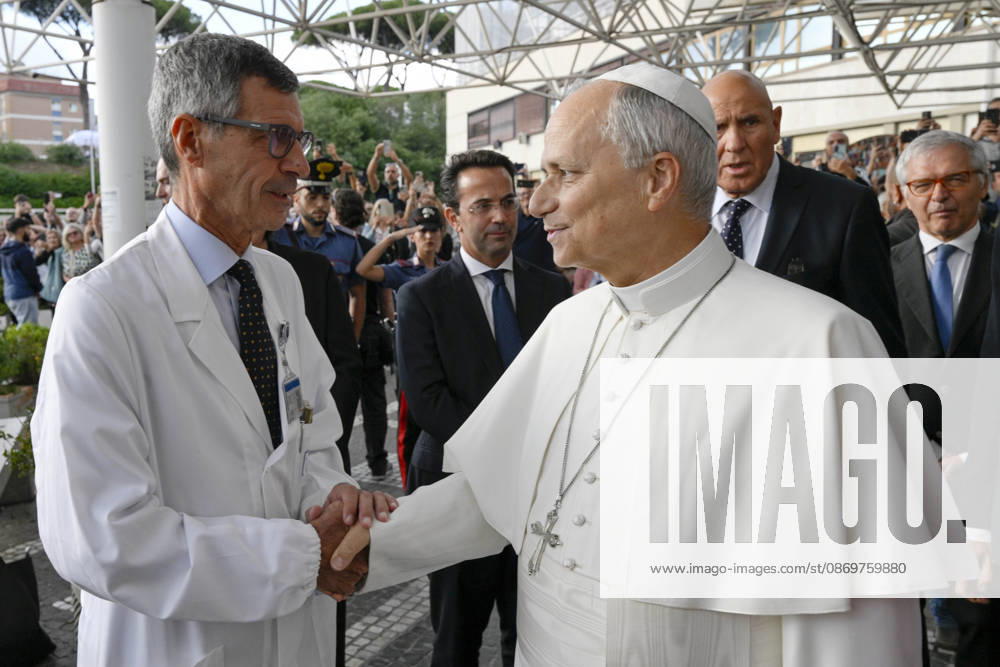 ITALY - POPE - VATICAN-2026 10 17 Italy, Rome, Vatican, October 17, 2026 Pope Leo XIV leaves the Gemelli University Hospital, four days after a surgery to remove a cancerous tumour from his right lung, in Rome Photo by VATICAN MEDIA Catholic Press Photo - NO BOOKS