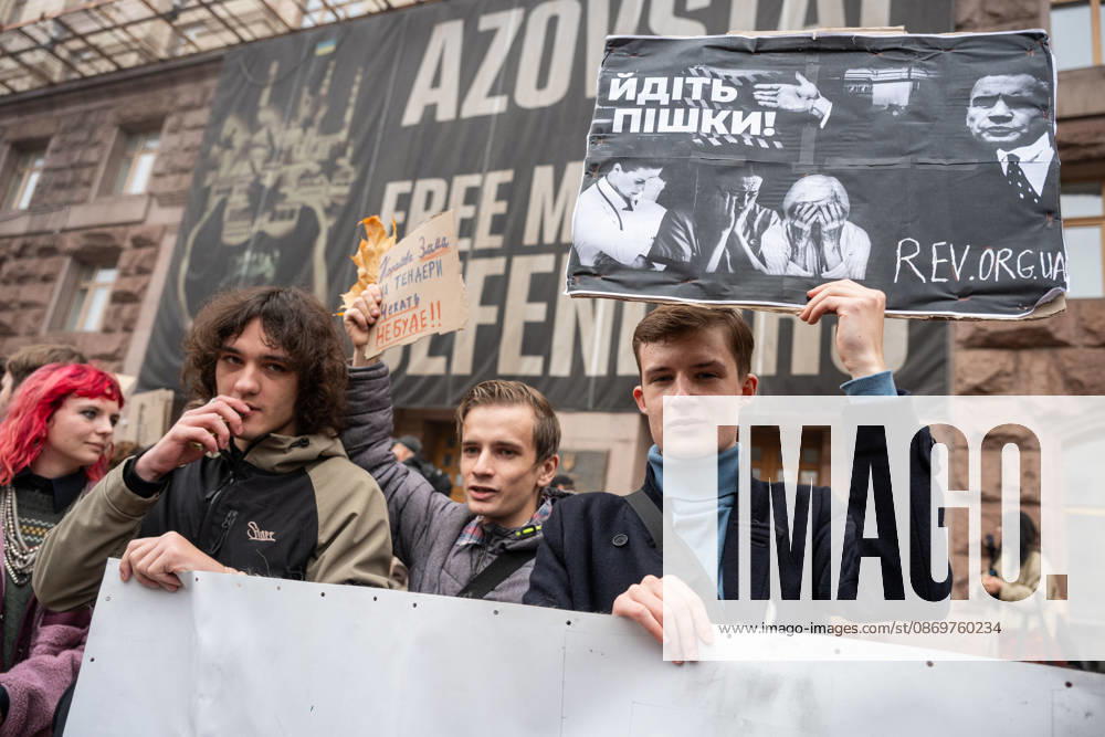 Demonstrators in Kyiv demand Mayor Vitali Klitschko s resignation KYIV, UKRAINE - OCTOBER 17: Demonstrators, holding banners, gather outside the Kyiv City State Administration building on Khreshchatyk Street to demand the resignation of Kyiv Mayor Vitali Klitschko in Kyiv, Ukraine on October 17, 2026. Local residents expressed growing dissatisfaction over city administration performance, including municipal winter readiness, slow deployment of mobile shelters, illegal real estate developments in protected green zones, and municipal budget allocation during the war. Danylo Antoniuk Anadolu Kyiv Ukraine. Editorial use only. Please get in touch for any other usage.