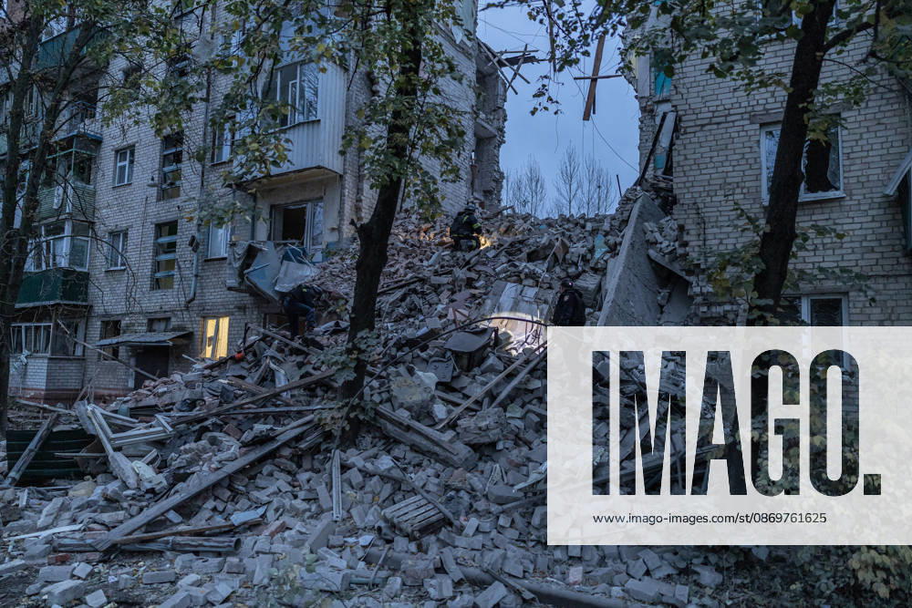 Ukrainian emergency services conduct search and recovery operations in Sloviansk following Russian airstrike SLOVIANSK, UKRAINE - OCTOBER 17: Firefighters are trying to recover bodies from the rubble following a Russian air strike on a residential building in Sloviansk, Ukraine, on 17 October 2026 Diego Herrera Carcedo Anadolu Sloviansk Ukraine. Editorial use only. Please get in touch for any other usage.