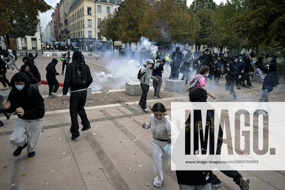 Protest against the high cost of living in Lyon on October 17, 2026 OCTOBER 17 PROTESTS PHOTOPQR LE PROGRES Maxime JEGAT Lyon 10 17 2026 Protest against the high cost of living in Lyon on October 17, 2026 Clashes between protesters and law enforcement at Place Bellecour in Lyon as part of a call to mobilize against the high cost of living. The call for mobilization on October 17 has drawn support from a range of groups—from figures within the Yellow Vests movement and labor unions to university and high school students. Lyon, Rhône, Rhône-Alpes, France