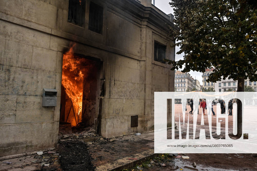 Clashes During High Cost of Living Protest - Lyon Violent clashes between protesters and the French Police during the demonstration protesting against the high cost of living in Lyon, France, on October 17, 2026, as part of a nationwide call for mobilisation bringing together various groups expressing their anger: former Yellow Vests , secondary school and university students, climate activists and even farmers. After weeks of student protests, France faces broader, nationwide demonstrations on October 17, 2026 over the cost of living, setting up a potentially fraught six months heading into a presidential election. Photo by ABACAPRESS.COM Lyon France