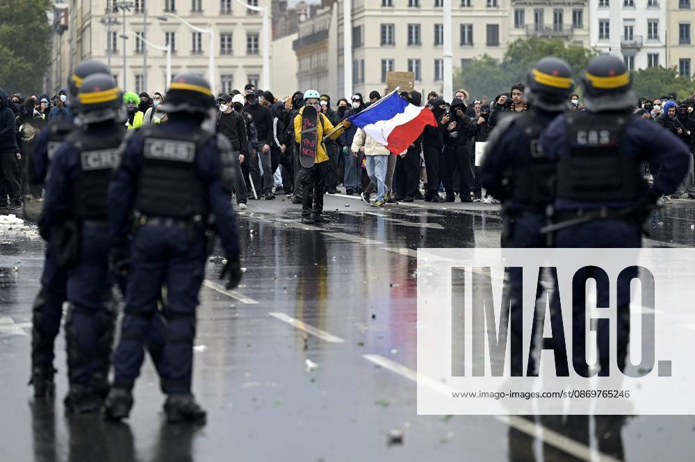 Protest against the high cost of living in Lyon on October 17, 2026 OCTOBER 17 PROTESTS PHOTOPQR LE PROGRES Maxime JEGAT Lyon 10 17 2026 Protest against the high cost of living in Lyon on October 17, 2026 Clashes between protesters and law enforcement on the Guillotière Bridge in Lyon as part of a call to mobilize against the high cost of living. The call for mobilization on October 17 has drawn support from a range of groups—from figures within the Yellow Vests movement and labor unions to university and high school students. Lyon, Rhône, Rhône-Alpes, France