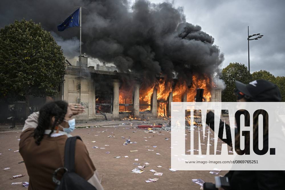 Protest against the high cost of living in Lyon on October 17, 2026 OCTOBER 17 PROTESTS PHOTOPQR LE PROGRES Maxime JEGAT Lyon 10 17 2026 Protest against the high cost of living in Lyon on October 17, 2026 Fire at the tourist office on Place Bellecour in Lyon as part of a call to action against the high cost of living The call for mobilization on October 17 has drawn support from a range of groups—from figures within the Yellow Vests movement and labor unions to university and high school students Lyon Rhône Rhône-Alpes France