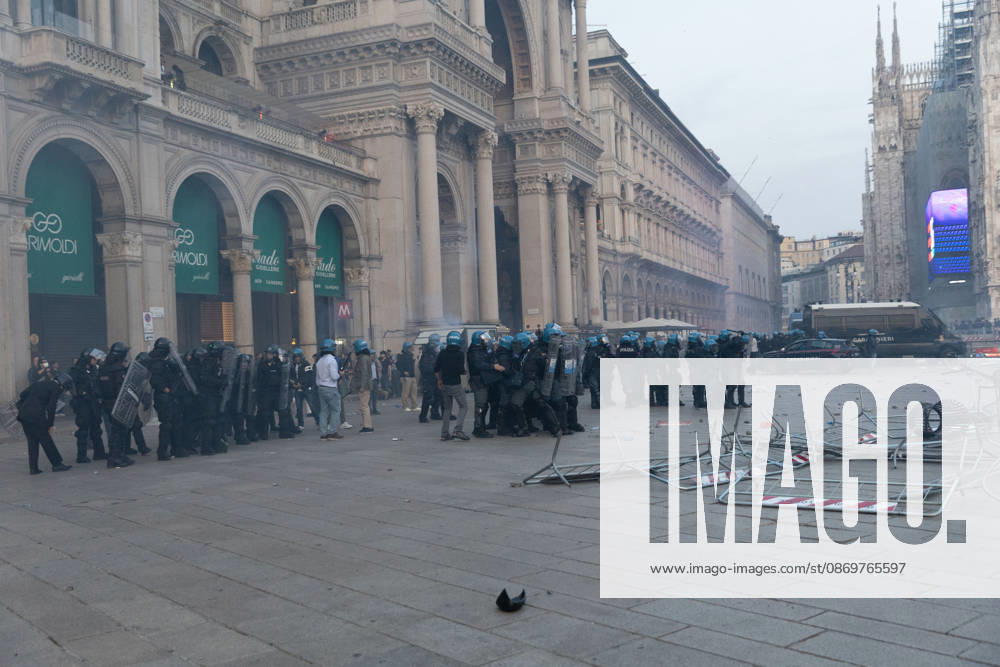IPA89812277 - Milan, October 17, 2026: Italia in Piazza demonstration; violent clashes between police and the student movement