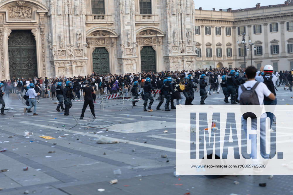 IPA89812278 - Milan, October 17, 2026: Italia in Piazza demonstration; violent clashes between police and the student movement