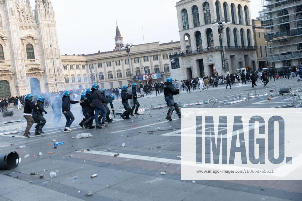 IPA89812300 - Milan, October 17, 2026: Italia in Piazza demonstration; violent clashes between police and the student movement