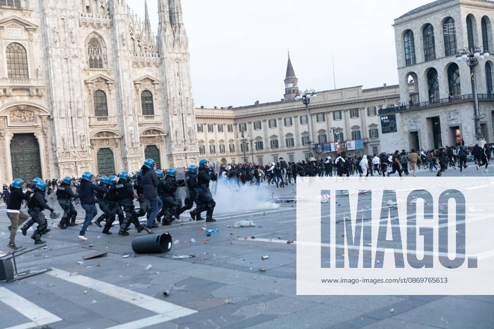 IPA89812302 - Milan, October 17, 2026: Italia in Piazza demonstration; violent clashes between police and the student movement