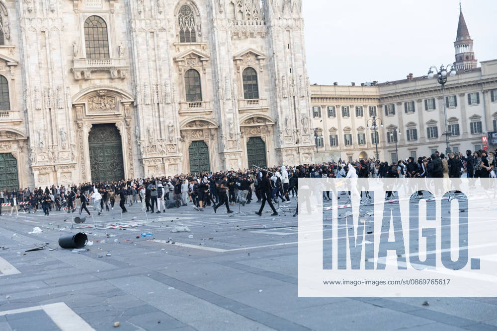 IPA89812306 - Milan, October 17, 2026: Italia in Piazza demonstration; violent clashes between police and the student movement