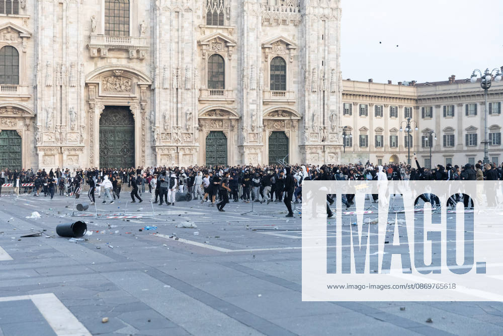 IPA89812308 - Milan, October 17, 2026: Italia in Piazza demonstration; violent clashes between police and the student movement
