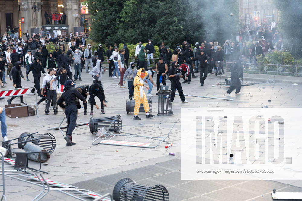 IPA89812312 - Milan, October 17, 2026: Italia in Piazza demonstration; violent clashes between police and the student movement