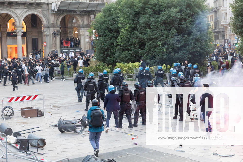 IPA89812321 - Milan, October 17, 2026: Italia in Piazza demonstration; violent clashes between police and the student movement