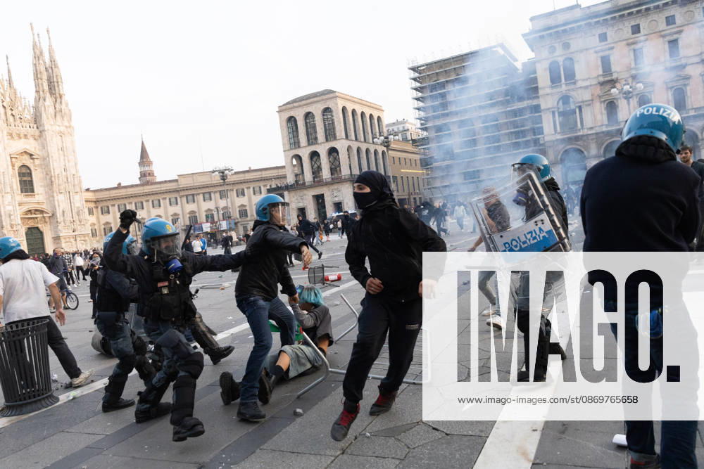 IPA89812370 - Milan, October 17, 2026: Italia in Piazza demonstration; violent clashes between police and the student movement