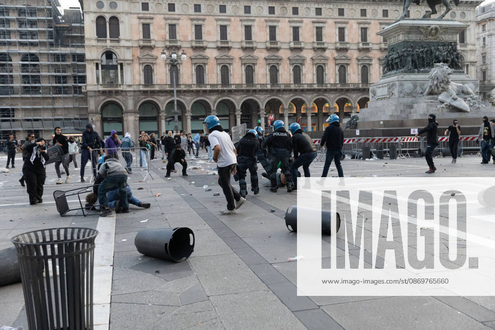 IPA89812373 - Milan, October 17, 2026: Italia in Piazza demonstration; violent clashes between police and the student movement