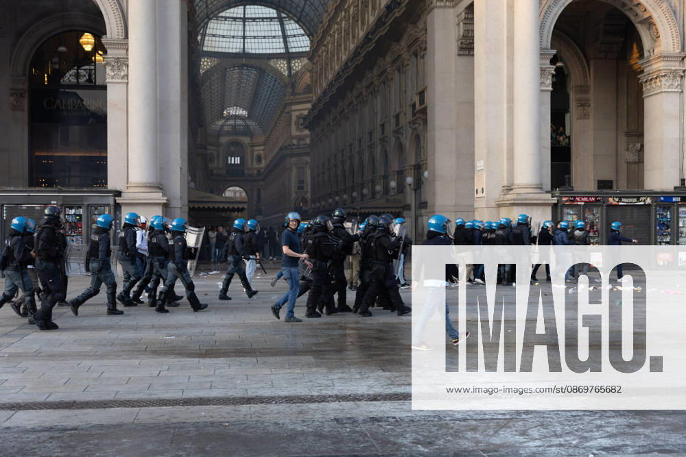 IPA89812399 - Milan, October 17, 2026: Italia in Piazza demonstration; violent clashes between police and the student movement