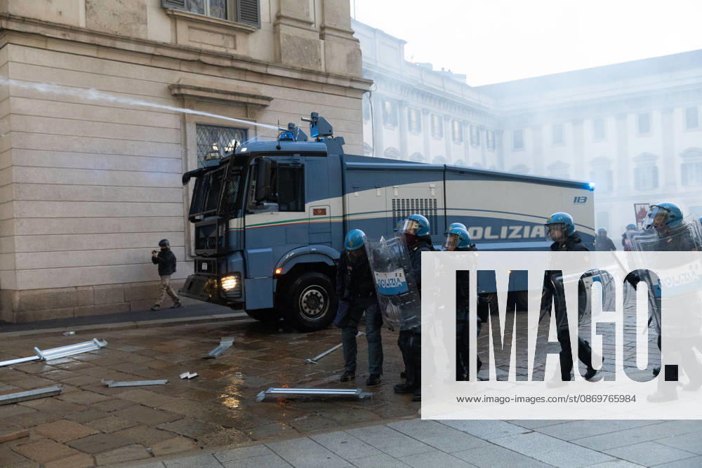 IPA89812252 - Milan, October 17, 2026: Italia in Piazza demonstration; violent clashes between police and the student movement