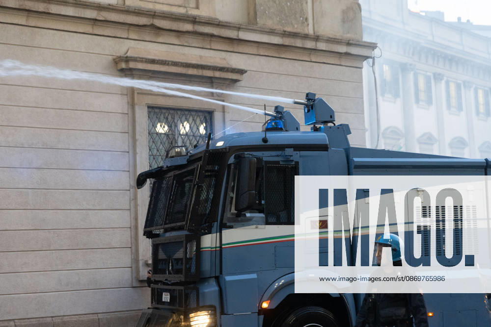 IPA89812254 - Milan, October 17, 2026: Italia in Piazza demonstration; violent clashes between police and the student movement