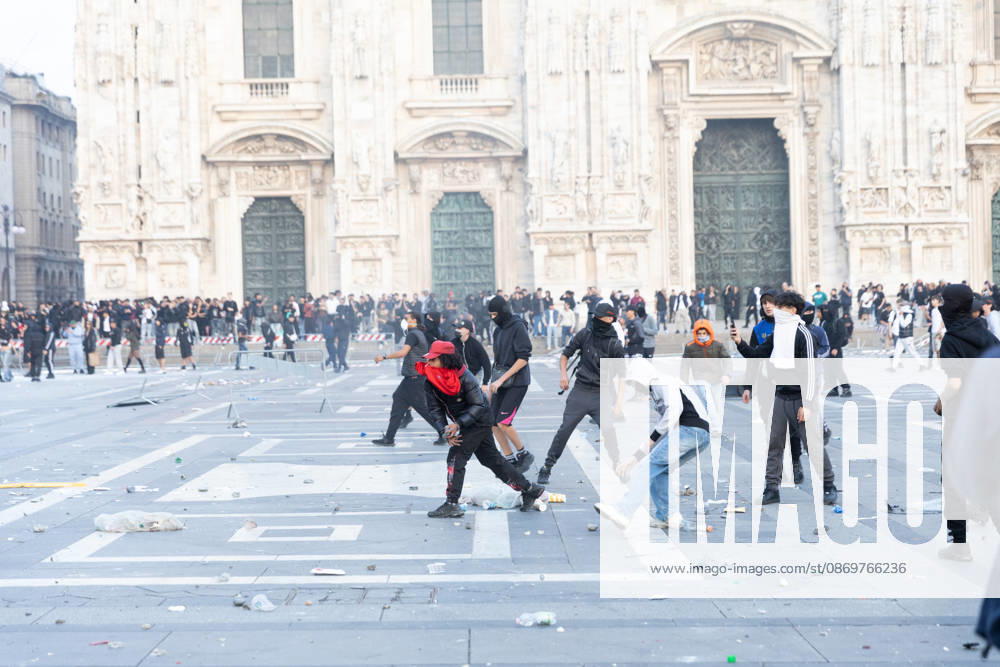 IPA89812291 - Milan, October 17, 2026: Italia in Piazza demonstration; violent clashes between police and the student movement