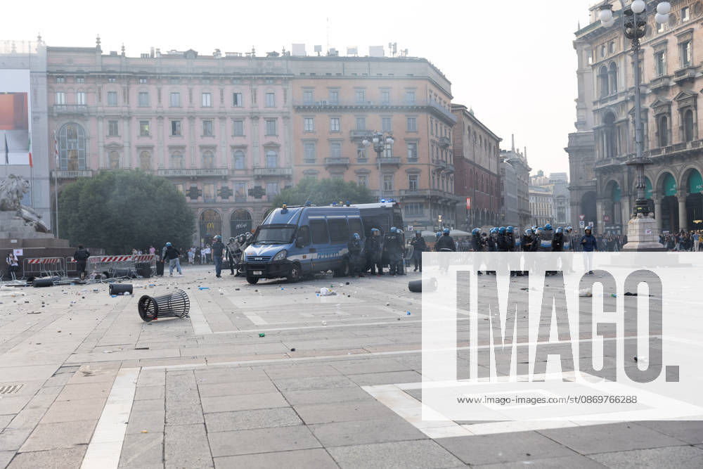 IPA89812404 - Milan, October 17, 2026: Italia in Piazza demonstration; violent clashes between police and the student movement
