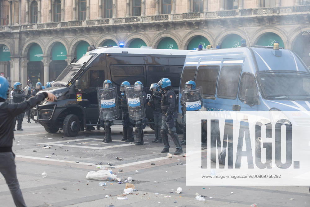 IPA89812407 - Milan, October 17, 2026: Italia in Piazza demonstration; violent clashes between police and the student movement