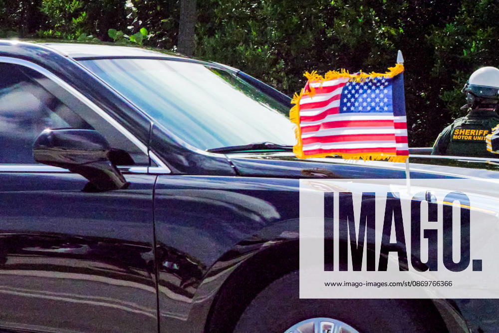 The presidential motorcade travels through Palm Beach as supporters gather along the route while the president heads to President Donald J. Trump International Airport for departure to a campaign rally in Northern Kentucky, October 17, 2026. West Palm Beach USA - ZUMAc343 20261017_znp_c343_008