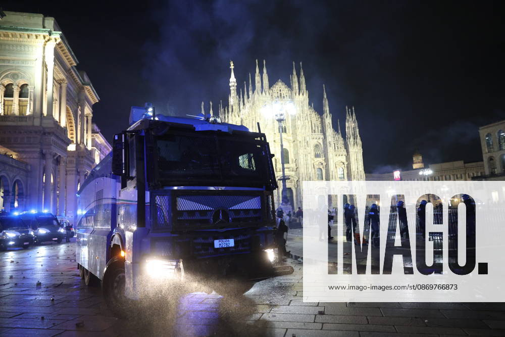 IPA89813359 - Milan, October 17, 2026: Italia in Piazza demonstration; violent clashes between police and the student movement; a construction site in Piazza Duomo set on fire