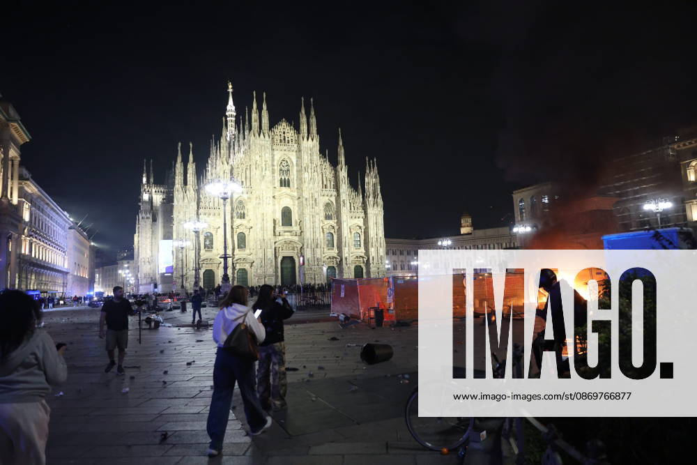 IPA89813361 - Milan, October 17, 2026: Italia in Piazza demonstration; violent clashes between police and the student movement; a construction site in Piazza Duomo set on fire