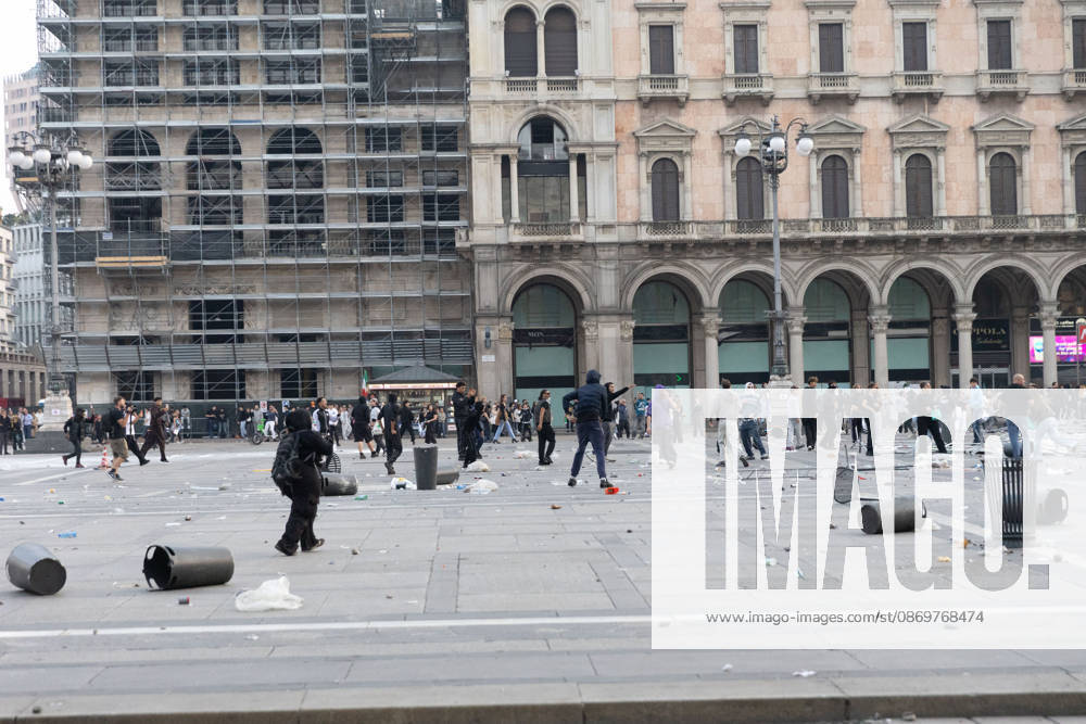 IPA89816545 - Milan, October 17, 2026: Italia in Piazza demonstration; violent clashes between police and the student movement
