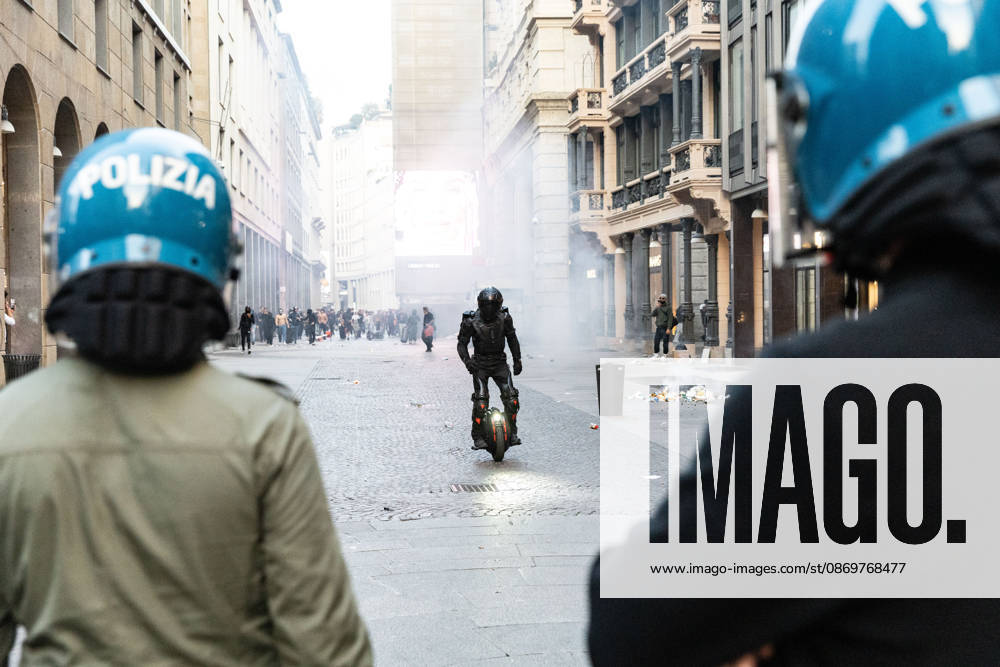 IPA89816614 - Milan, October 17, 2026: Italia in Piazza demonstration; violent clashes between police and the student movement